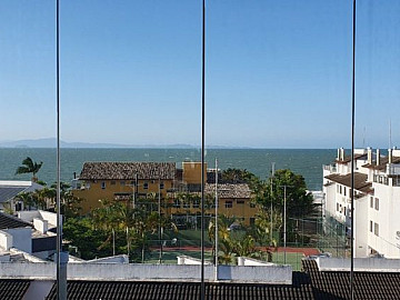 Cobertura em Canasvieiras com acesso direto � praia