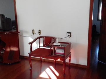 CASA EM CIMA DA LOJA