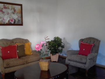 CASA EM CIMA DA LOJA