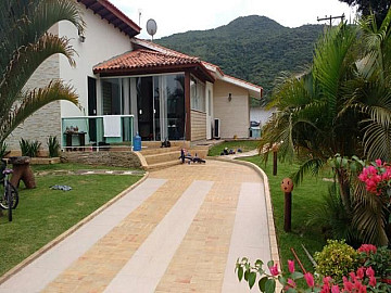 CASA COM AMPLO TERRENO E PISCINA EM GAROPABA/SC