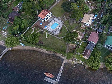 Ref�gio � beira da Lagoa da Concei��o
